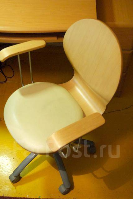 Продаются счастливые компьютерный стол и кресло, б/у. Цена: 6 000₽ во ...
