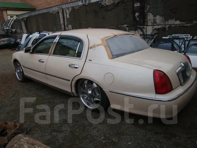 Lincoln Town Car. 1LNFM83W9WY649167 ����