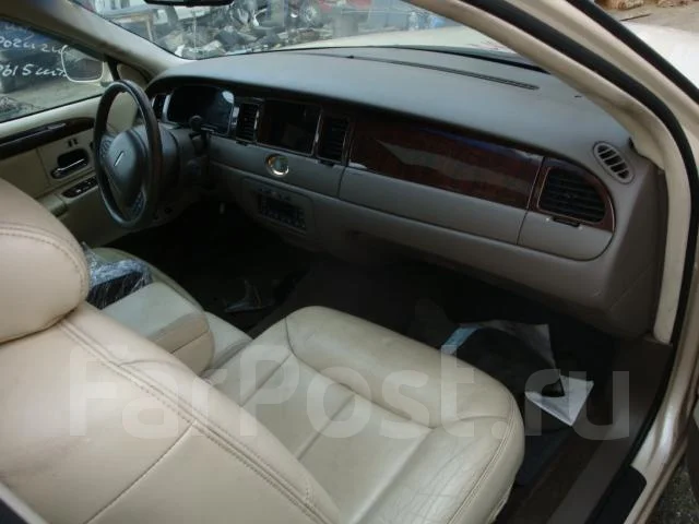 Lincoln Town Car. 1LNFM83W9WY649167 ����