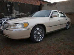 Lincoln Town Car. 1LNFM83W9WY649167 ����