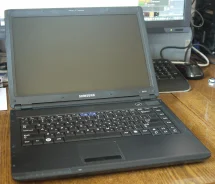 Samsung R410. 2,0����, ��� 2048 ��, ���� 200���, WiFi, Bluetooth, ����������� �� 2��. ����