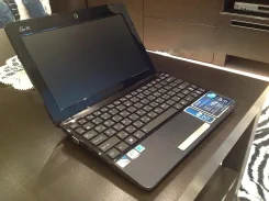 ASUS Eee PC 1015PX. 1,6����, ��� 1024 ��, ���� 320���, WiFi: 1, Bluetooth: 1, ����������� �� 8��. ����