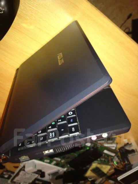 ASUS Eee PC 900AX. 0,9����, ��� 2048 ��, ���� 20���, WiFi: 1, Bluetooth: 1, ����������� �� 4��. ����