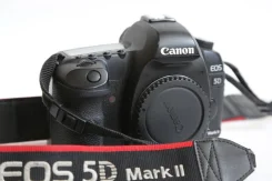 Canon EOS 5D Mark II Body. 10 - 14.9 �� ����