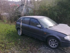 Mazda 323F ����