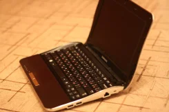 Samsung NF210. 1,6����, ��� 1024 ��, ���� 250���, Bluetooth, ����������� �� 6��.