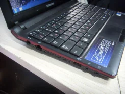 Samsung N150. 1,6����, ��� 2048 ��, ���� 320���, WiFi, Bluetooth, ����������� �� 1��. ����