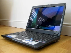 ASUS K50C. 1,6����, ��� 2048 ��, ���� 320���, WiFi, Bluetooth, ����������� �� 1��.