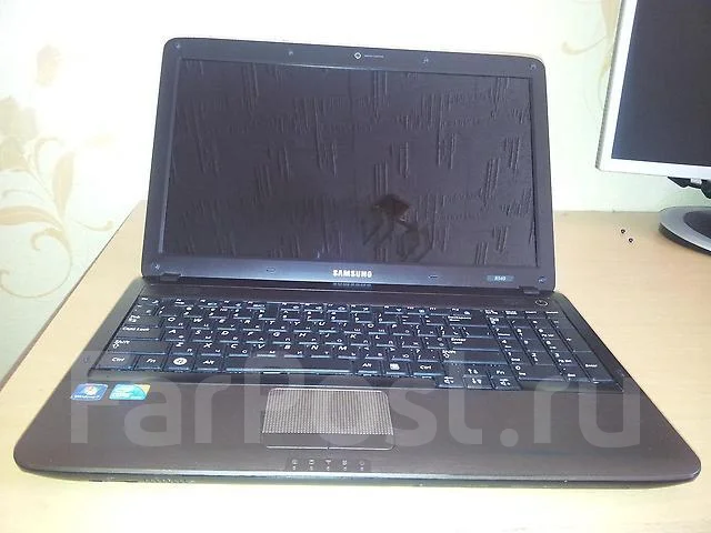 Samsung R540. 2,2����, ��� 4 ��, ���� 250���, WiFi: 1, Bluetooth: 1, ����������� �� 2��. ����
