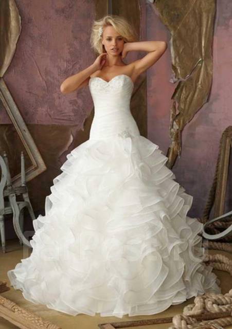 Свадебное платье воланами