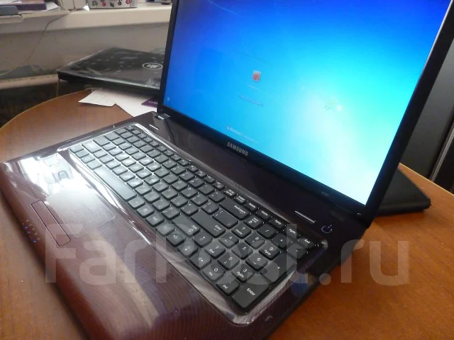 Samsung R780. 2,4����, ��� 4 ��, ���� 500���, WiFi: 1, Bluetooth: 1, ����������� �� 2��. ����