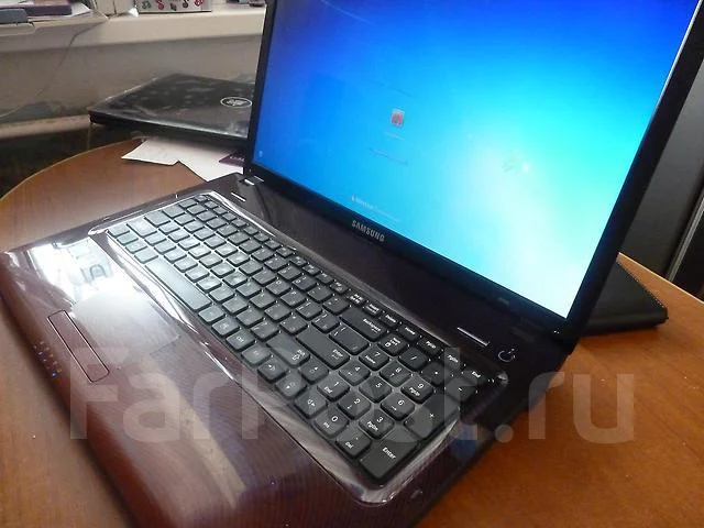 Samsung R780. 2,4����, ��� 4 ��, ���� 500���, WiFi: 1, Bluetooth: 1, ����������� �� 2��. ����