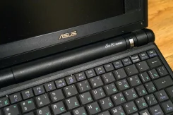 ASUS Eee PC 701. 0,9����, ��� 1024 ��, ���� 4���, WiFi: 1, ����������� �� 2��. ����