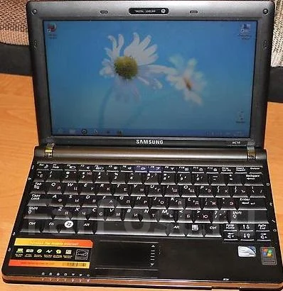Samsung NC10. 1,6����, ��� 1024 ��, ���� 160���, WiFi: 1, Bluetooth: 1, ����������� �� 5��. ����