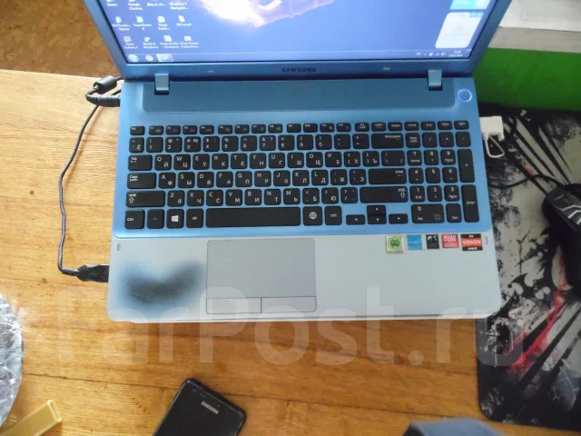 Samsung 355V5C. ��� 8 ��, ���� 750���, WiFi: 1, Bluetooth: 1, ����������� �� 6��. ����