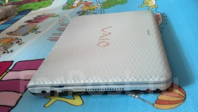 Sony VAIO. 1,6����, ��� 4 ��, ���� 320���, WiFi: 1, Bluetooth: 1, ����������� �� 6��. ����