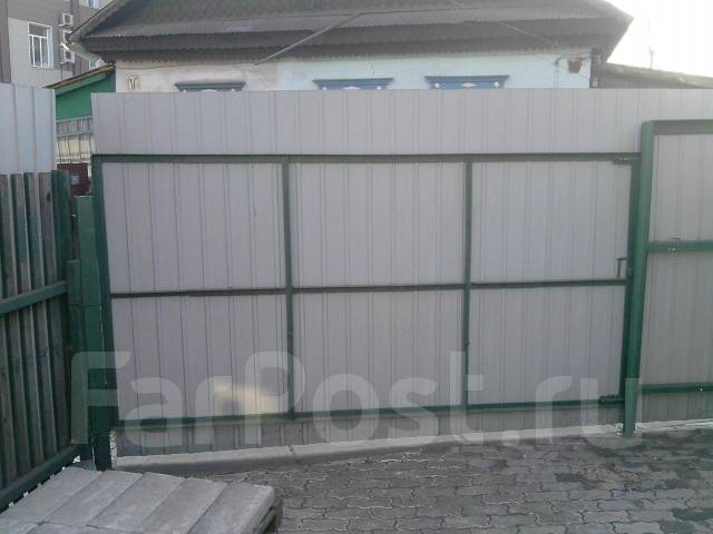 Распашные гаражные ворота из уголка c входной калиткой с врезным замком с ответной рамой