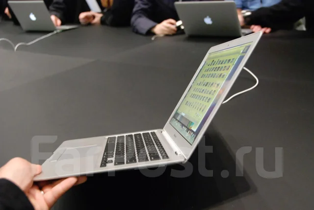Apple MacBook Air. 1,3����, ��� 4 ��, ���� 128���, WiFi: 1, Bluetooth: 1, ����������� �� 15��. ����