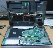 Roverbook Pro M490. 2,0����, ��� 4 ��, ���� 250���, WiFi, Bluetooth, ����������� �� 6��. ����