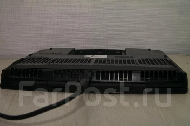 DELL Alienware M18x. 3,3����, ��� 6 ��, ���� 500���, WiFi: 1, Bluetooth: 1, ����������� �� 4��. ����