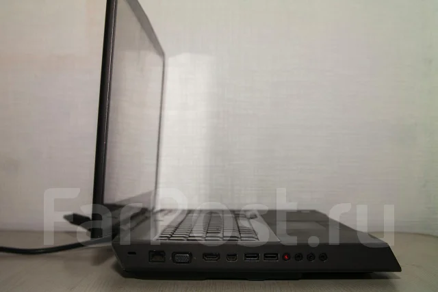 DELL Alienware M18x. 3,3����, ��� 6 ��, ���� 500���, WiFi: 1, Bluetooth: 1, ����������� �� 4��. ����