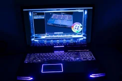 DELL Alienware M18x. 3,3����, ��� 6 ��, ���� 500���, WiFi: 1, Bluetooth: 1, ����������� �� 4��. ����