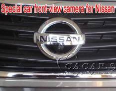 Камера переднего вида в логотип Nissan.