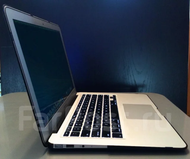 Apple MacBook Air 13 2011 Mid MC966. 1,7����, ��� 4 ��, ���� 256���, WiFi: 1, Bluetooth: 1, ����������� �� 8��. ����