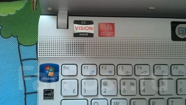 Sony VAIO. 1,6����, ��� 4 ��, ���� 320���, WiFi: 1, Bluetooth: 1, ����������� �� 6��. ����