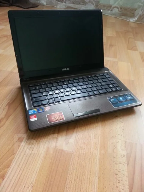 Asus K42J. 2,5����, ��� 4 ��, ���� 300���, WiFi: 1, Bluetooth: 1, ����������� �� 1��. ����