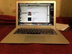 Apple MacBook Air 13 2011 Mid MC965. 1,7����, ��� 4 ��, ���� 128���, WiFi, Bluetooth, ����������� �� 5��.