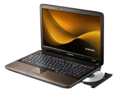 Samsung R540. 2,4����, ��� 4 ��, ���� 320���, WiFi, Bluetooth, ����������� �� 1��.