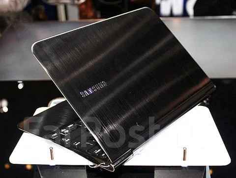 Samsung 900X3A. 1 600����, ��� 4 ��, ���� 128���, WiFi: 1, Bluetooth: 1, ����������� �� 7��. ����