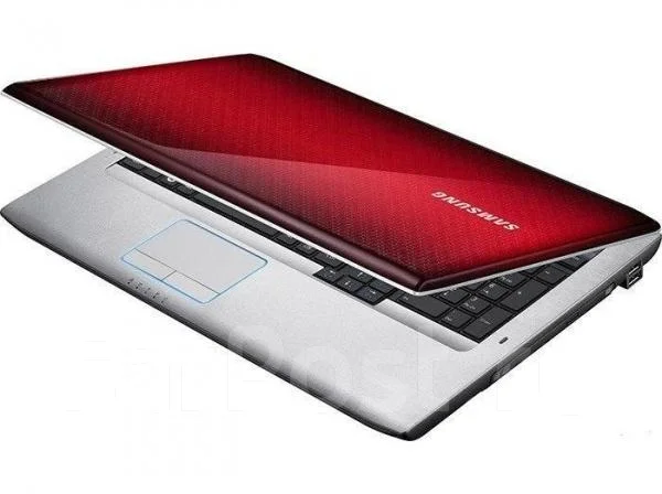 Samsung R730. 2,3����, ��� 3072 ��, ���� 320���, WiFi: 1, Bluetooth: 1, ����������� �� 5��. ����