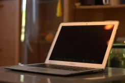 Apple MacBook Air 13 2011 Mid MC966. 1,7����, ��� 4 ��, ���� 256���, WiFi, Bluetooth, ����������� �� 8��. ����