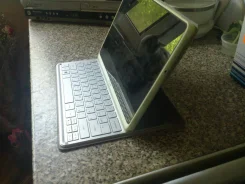 Acer Iconia. 2,0����, ��� 4 ��, ���� 64���, WiFi, Bluetooth, ����������� �� 9��. ����