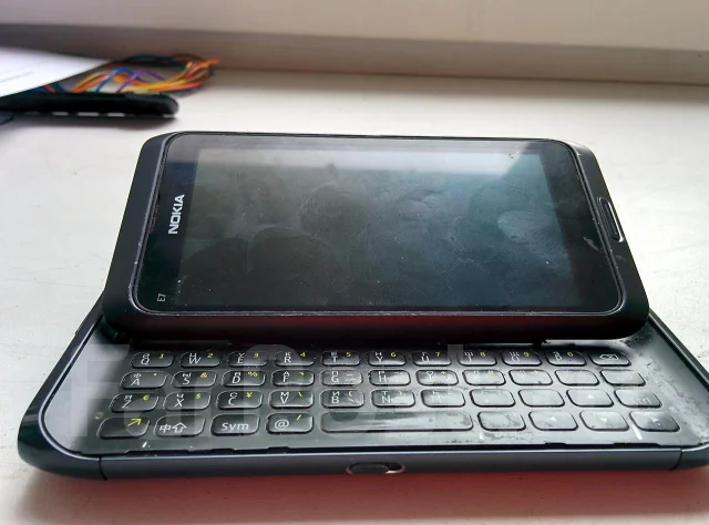 Nokia E7. �/� ����