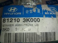 Фиксатор замка крышки багажника (81210 3K000) (08г). Hyundai Genesis