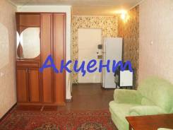Гостинка, улица Надибаидзе 28. Чуркин, агентство, 24 кв. м. Комната