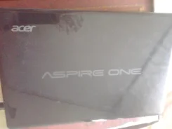 Acer Aspire One 725. 1,3����, ��� 2048 ��, ���� 500���, WiFi, Bluetooth, ����������� �� 5��. ����