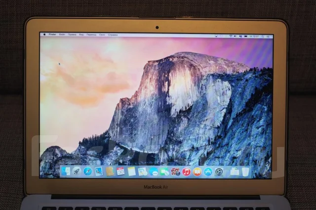 Apple MacBook Air 13 2011 Mid MC966. 1,7����, ��� 4 ��, ���� 256���, WiFi: 1, Bluetooth: 1, ����������� �� 8��. ����