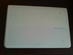 Samsung NC110. 1,6����, ��� 1024 ��, ���� 250���, WiFi, Bluetooth, ����������� �� 6��. ����