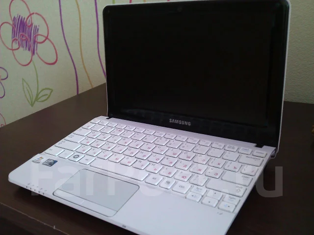 Samsung NC110. 1,6����, ��� 1024 ��, ���� 250���, WiFi: 1, Bluetooth: 1, ����������� �� 6��. ����