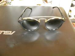  Ray-Ban. 