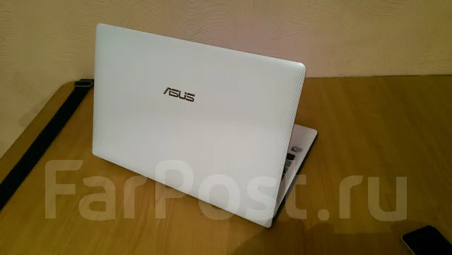 Asus X501A. 2,4����, ��� 2048 ��, ���� 320���, WiFi: 1, Bluetooth: 1, ����������� �� 6��. ����