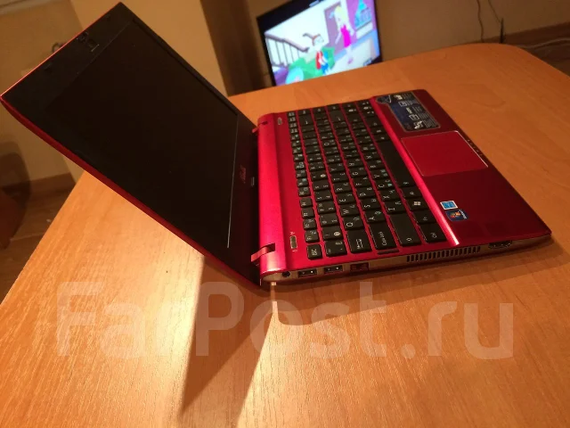 Asus Eee PC 1225B. 1,8����, ��� 2048 ��, ���� 500���, WiFi: 1, Bluetooth: 1, ����������� �� 2��. ����