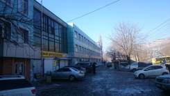 Сдаются торговые помещения на первой линии, парковка (ул. Снеговая). 200 кв. м., улица Снеговая 18а, р-н Снеговая. Дом снаружи