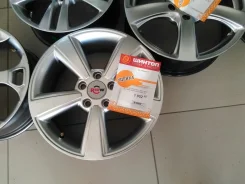 Red Wheel. 7.0x17", 5x114.3 ����