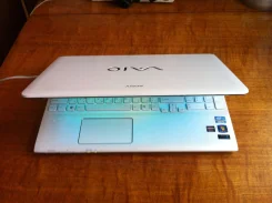 Sony VAIO SVE1511X1R. 2,5����, ��� 6 ��, ���� 640���, WiFi, Bluetooth, ����������� �� 4��. ����