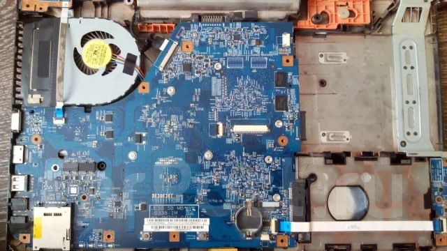 Acer Aspire 5560G. ��� 2048 ��, ���� 320���, WiFi: 1, Bluetooth: 1, ����������� �� 3��. ����